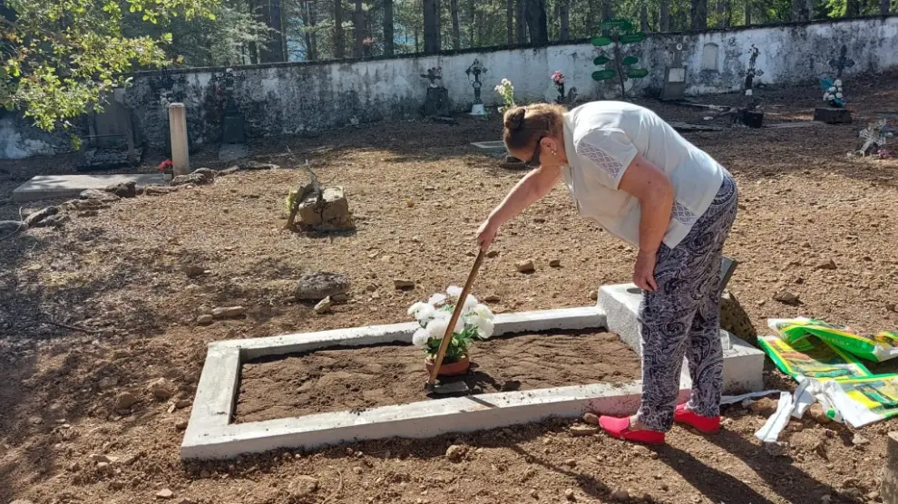 Familiares de vecinos de Tiermas acuden a cuidar y a enterrar en el cementerio histórico de la localidad que fue expropiada para hacer el pantano de Yesa.