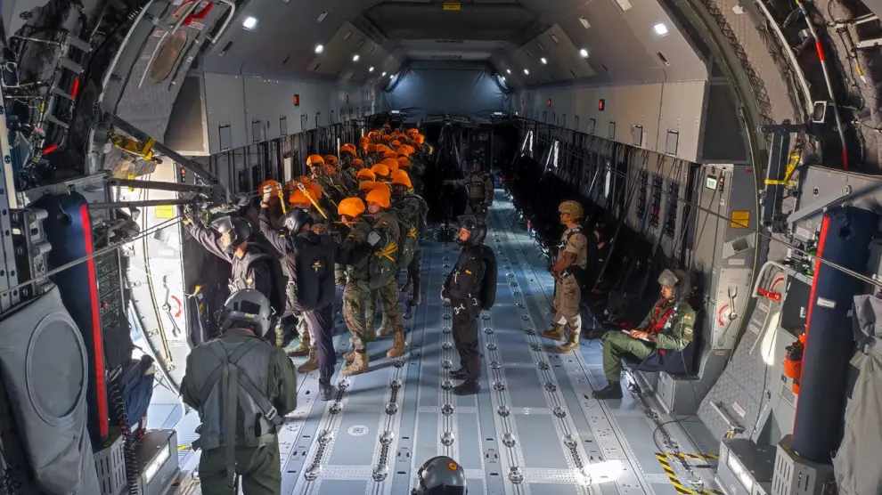 Interior del avion A400M con los paracaidistas antes de tirarse al campo de maniobras de San Gregorio.