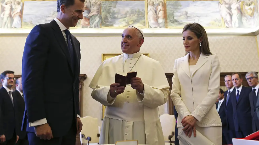 Los Reyes de España regalaron al Papa en su última audiencia el facsímil de un libro de Baltasar Gracián.