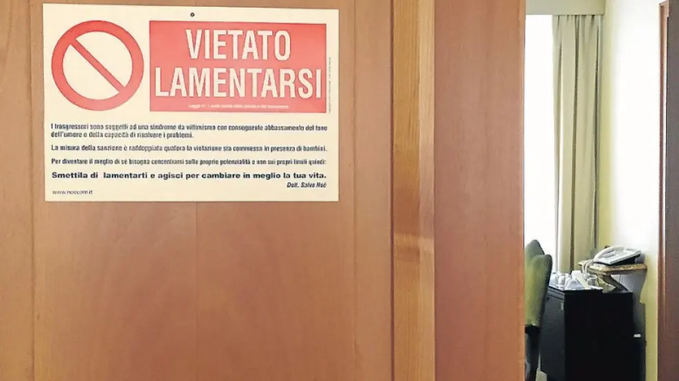 El cartel que prohíbe quejarse a las puertas del despacho papal.