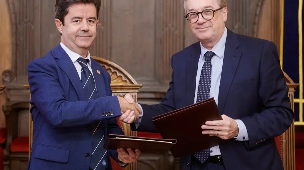 El alcalde de Huesca (izquierda) y el subdirector general de la Fundación la Caixa, sellaron el acuerdo.