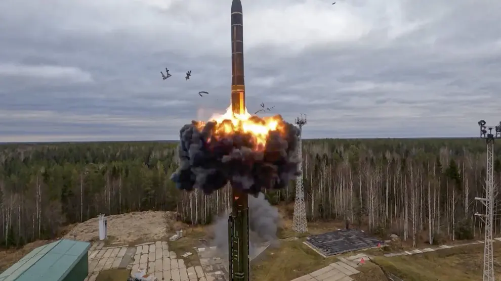 Plesetsk (Russian Federation), 26/10/2022.- A handout still image taken from a handout video provided by the Russian Defence ministry press-service shows 'Yars' intercontinental ballistic missile launches at Plesetsk Cosmodrome to Kura Test Range during training to test the Russian strategic deterrence forces in Plesetsk, Russia, 26 October 2022. The Russian military held a training session during which they practiced a massive nuclear strike in response to an enemy nuclear attack. Valery Gerasimov, Chief of the General Staff of the Armed Forces of the Russian Federation, said that the Yars missile system of the Strategic Missile Forces, the strategic missile submarine of the Northern Fleet Tula, and two Tu-95MS missile carriers were involved in the training. (Atentado, Rusia, Roma) EFE/EPA/RUSSIAN DEFENCE MINISTRY PRESS SERVICE / HANDOUT HANDOUT EDITORIAL USE ONLY/NO SALES RUSSIA DEFENCE