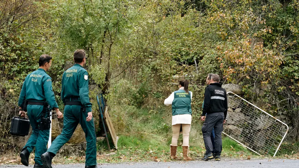 Efectivos de la Guardia Civil en Ávila realizan un registro en la finca en la que fueron hallados restos de Juana Canal.