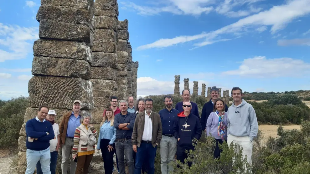 El comité científico de Los Bañales, durante una visita al yacimiento
