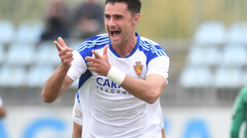Guillem Naranjo, delantero catalán fichado en verano por el Aragón, tras un gol con el filial.