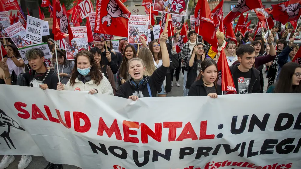 Varios estudiantes se manifiestan en defensa de la salud mental en Madrid.
