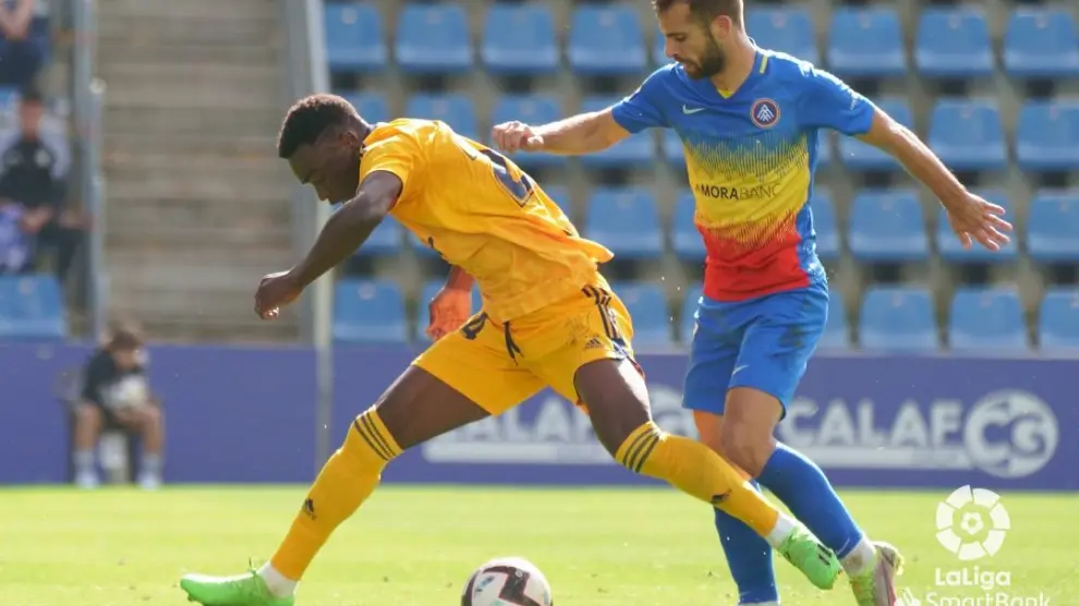 Diéguez impide que el tiro del rival llegue a la portería, en el partido FC Andorra - SD Ponferradina.