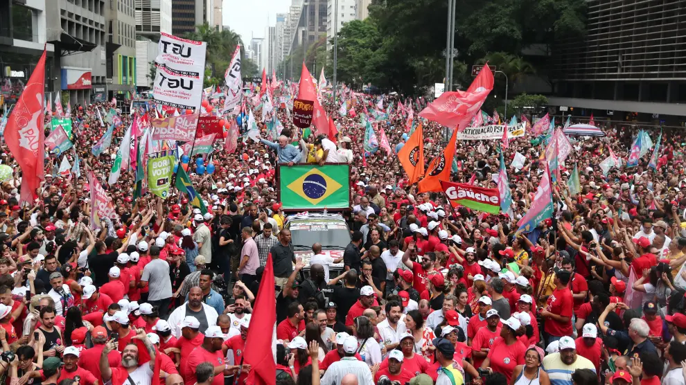 Lula recorre las calles de Sao Paulo en el último día de campaña