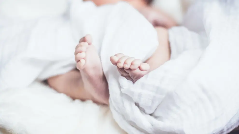 Foto de archivo de un bebé en una cama