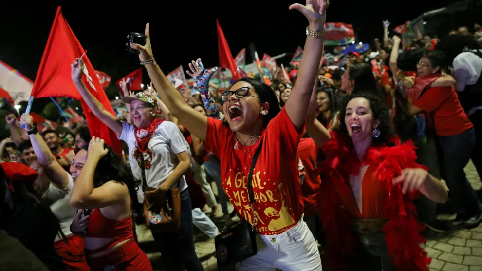 Seguidores de Lula da Silva celebran el resultado de las elecciones en Brasil.