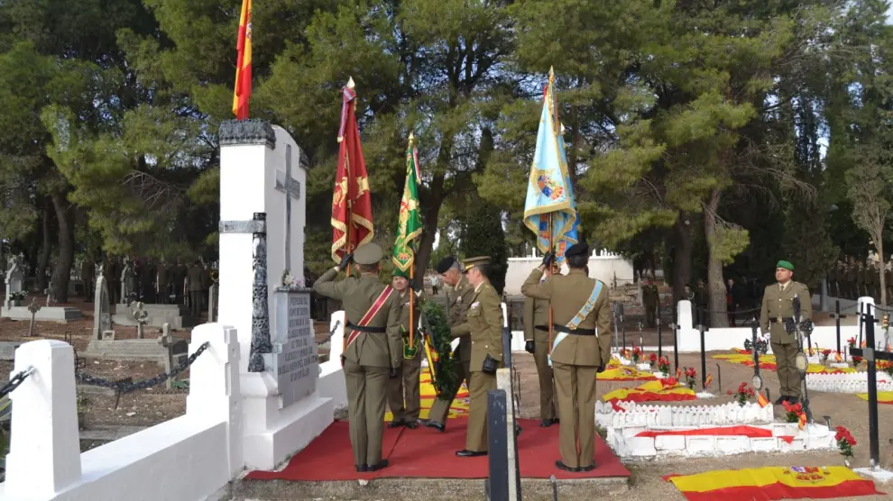 Mandos de unidades militares de Zaragoza colocan una corona en una de las 136 tumbas donde hay militares aragoneses fallecidos en los años 40 y 50, y están enterrados en el cementerio de Torrero.