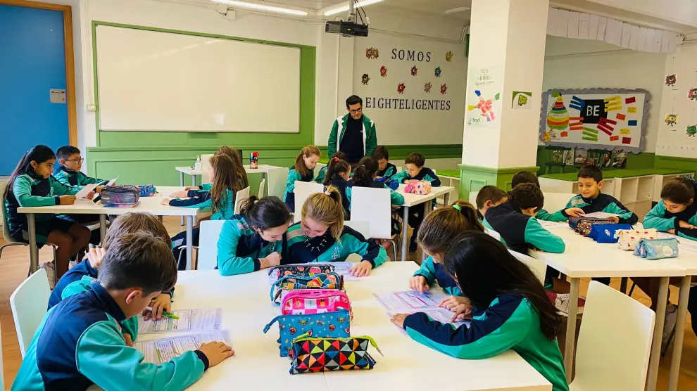 Varios alumnos de Primaria del colegio Cardenal Xavierre-Fesd de Zaragoza durante una práctica en el aula para prevenir el acoso escolar.