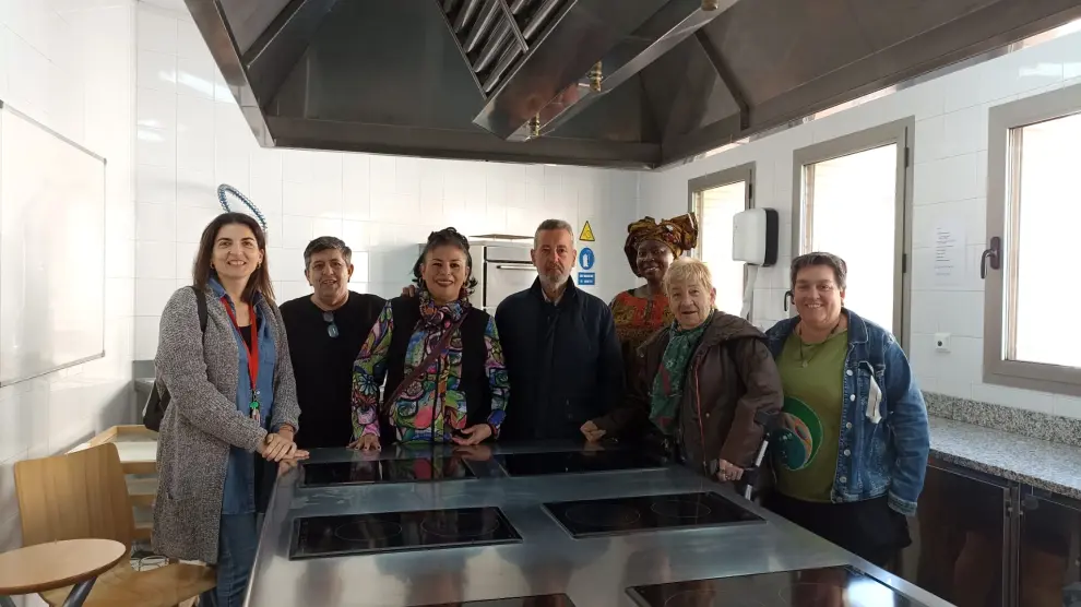 Varios miembros de la asociación Gambaru en el espacio cocina del Centro Joaquín Roncal CAI.