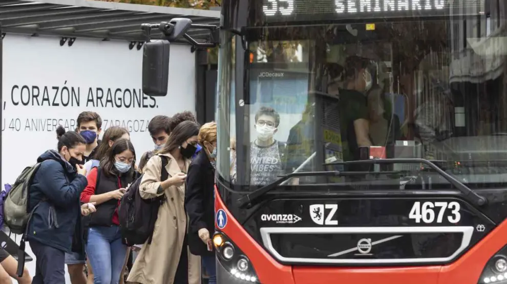 Usuarios subiendo a un autobús de la línea 35 durante las horas de huelga en Zaragoza.