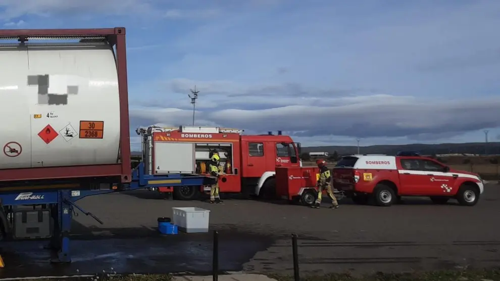 Intervención de los bomberos en el accidente del camión cisterna en Monreal.