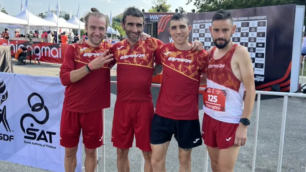 Marcos Ramos, segundo por la derecha, con sus compañeros de la selección española de ultra trail, bronce en el Mundial.