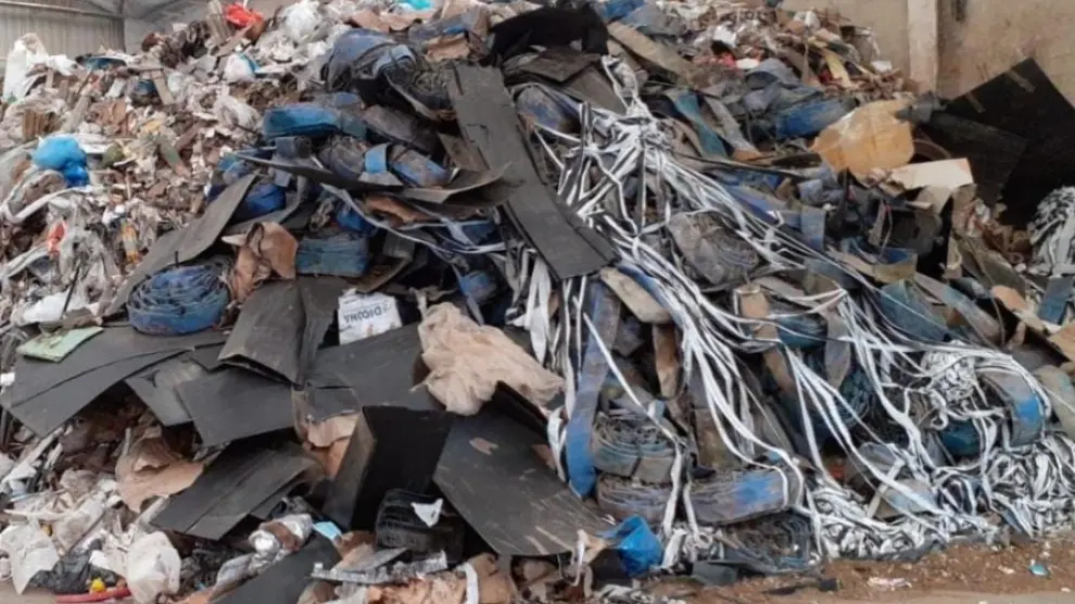 Imagen facilitada por la Guardia Civil de algunos residuos intervenidos.