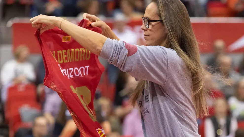 Fiesta del baloncesto femenino aragonés: Amaya Valdemoro recibe una camiseta del Casademont