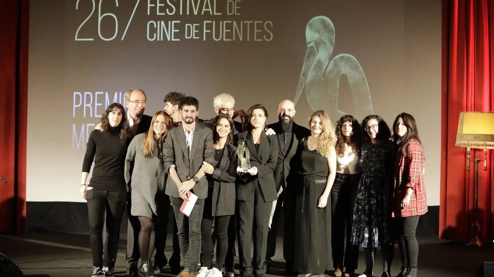 Miguel Casanova y el equipo de su película, tras recibir el premio en el festival.