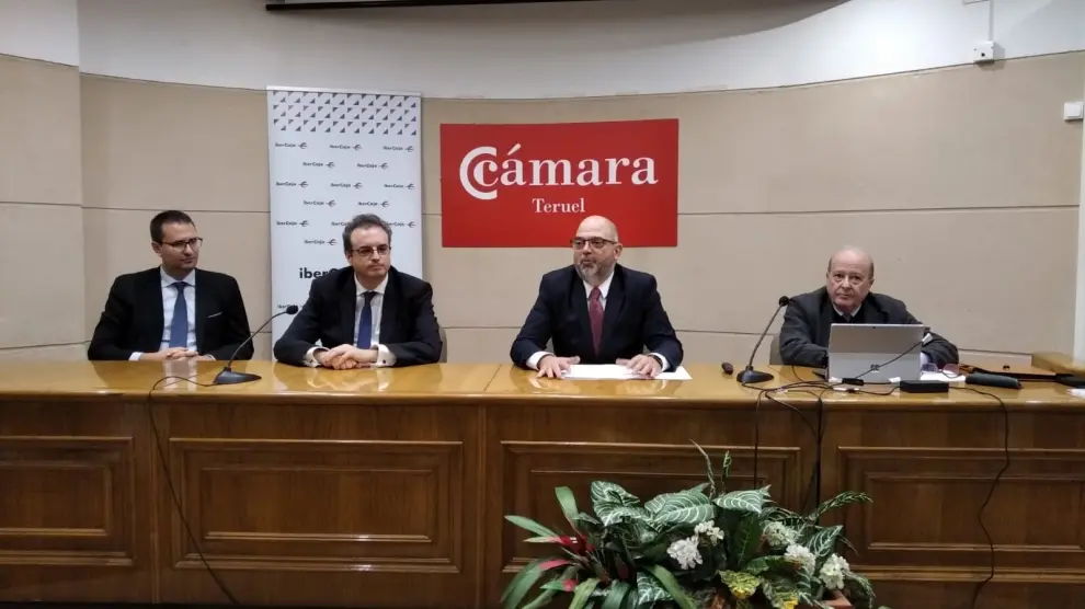 De izquierda a derecha, Enrique Barbero, Francisco Serrano, Antonio Santa Isabel y Marcos Sanso, en la Cámara de Comercio de Teruel.