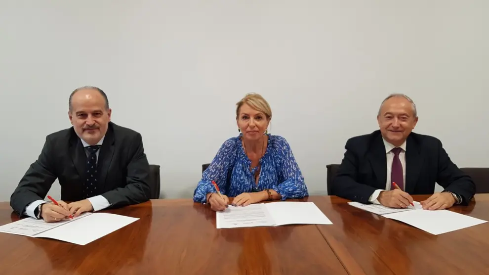 Firma del acuerdo entre Fundación Sesé, Cáritas y la Junta de Cofradías.
