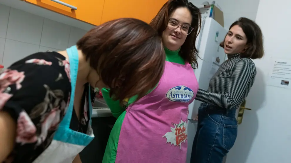 María Peña, Natalia Suárez (centro) y Ana Aparicio (derecha), en la cocina del piso que comparten desde octubre.
