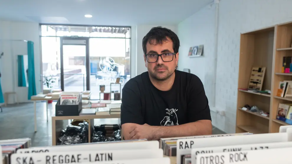 César Cartiel, propietario de la tienda de discos Picaraza.