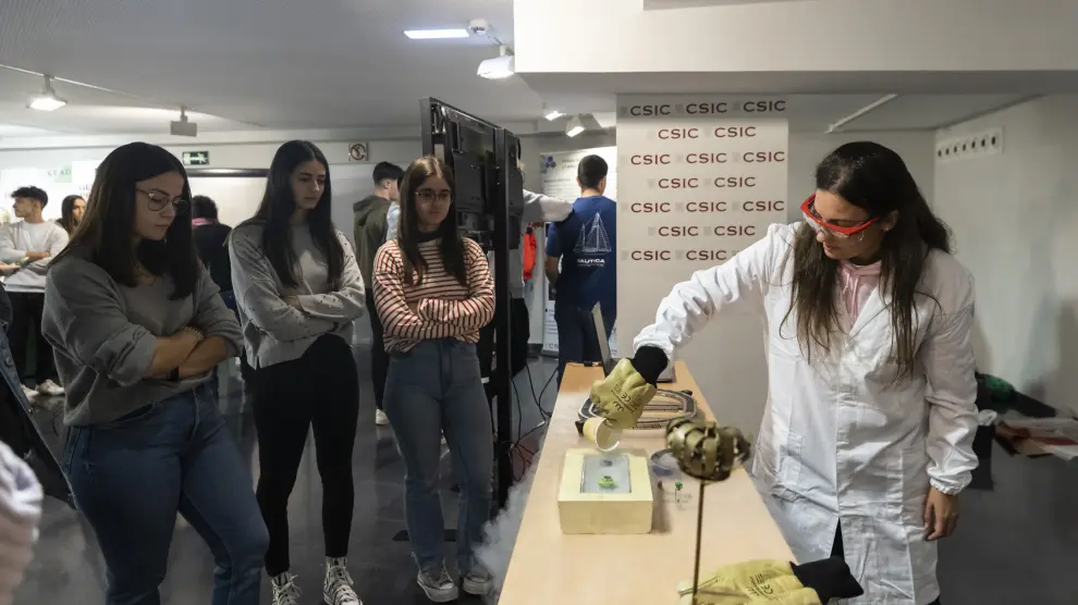 Los alumnos del IES Ítaca atienden a una demostración científica en la sede del CSIC en Aragón.