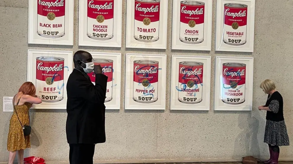 Activistas se adhieren con pegamento a obra de arte de Warhol en Australia