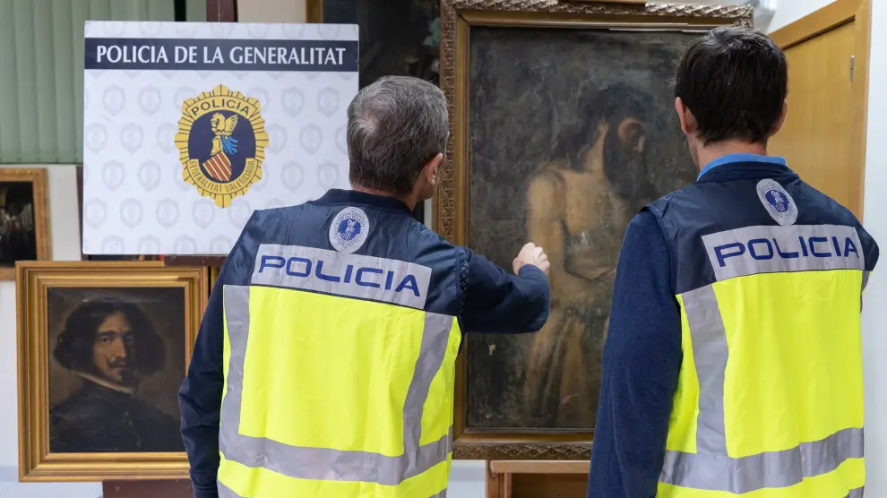 El Grupo de Patrimonio Histórico de la Policía de la Generalitat ha intervenido tres pinturas que se atribuían a Diego Velázquez y a Tiziano, pero que eran falsificaciones que habían salido al mercado por un valor de 45 millones de euros en Santander.