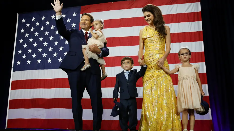 Ron Desantis, gobernador republicano de Florida, con su esposa e hijos, en la noche electoral.