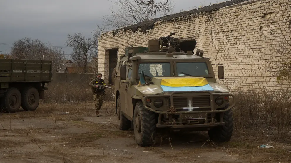 Un tanque ucraniano con la bandera pintada circula por la liberada región de Jersón