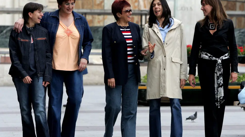 De izquierda a derecha: Teresa Seco, Nines Gracia, Zaga Zeravica, Pilar Valero y Yolanda Gil, durante un reencuentro en 2005 en la plaza del Pilar.