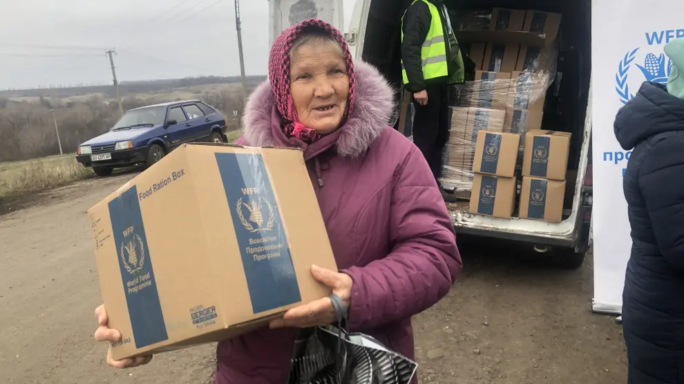 Maria Fediuk, de 79 años, con su caja de doce kilos y medio.