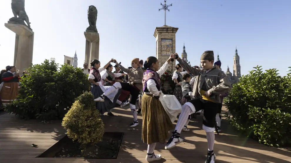 Un grupo de joteros del grupo La Fiera baila junto al peirón que recuerda la antigua iglesia de Altabás en el Arrabal.