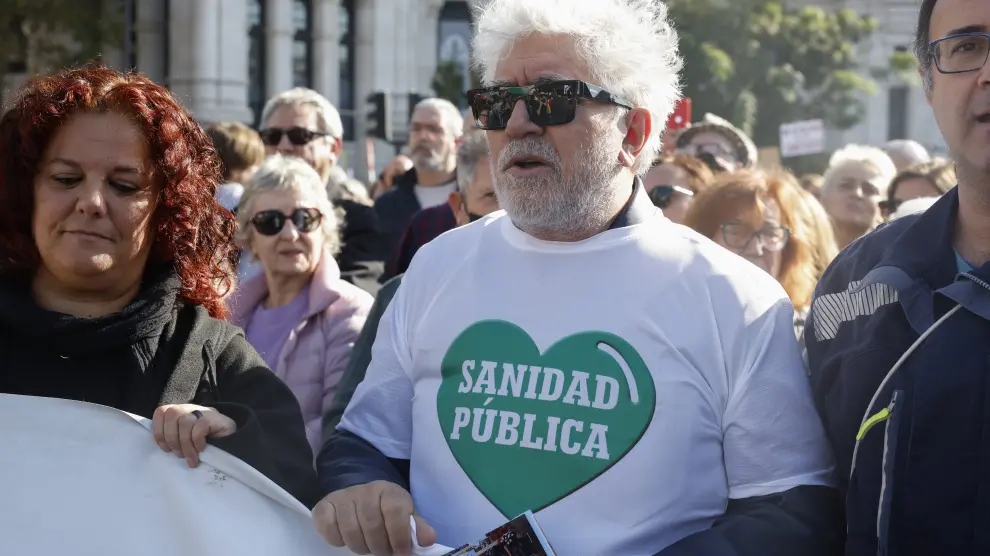El director de cine, Pedro Almodóvar, en la protesta de este domingo en Madrid en defensa de la sanidad pública.