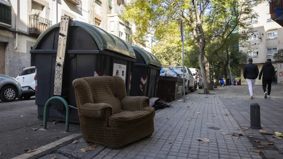 Un sofá abandonado ayer junto a unos contenedores de la calle de Sixto Celorrio de Zaragoza.