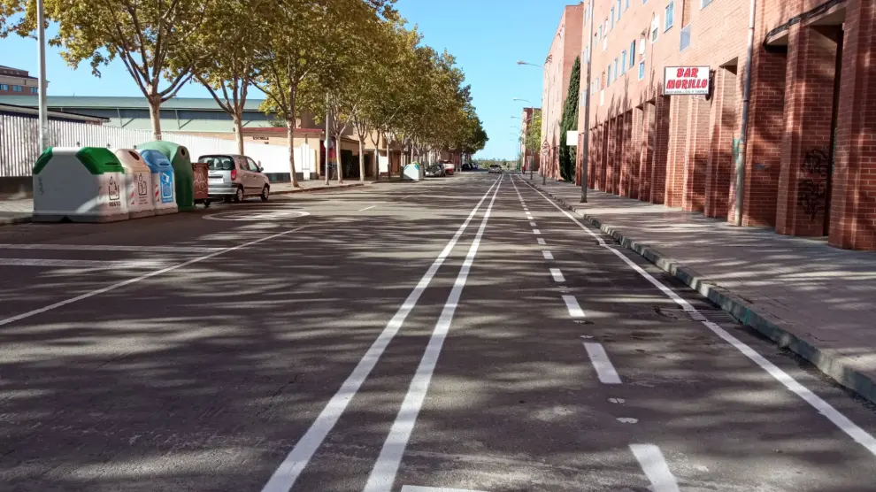 Obras de construcción de los nuevos tramos de carril bici de Huesca, que sumarán 4,3 kilómetros más a la red de 12,5 ya existente.