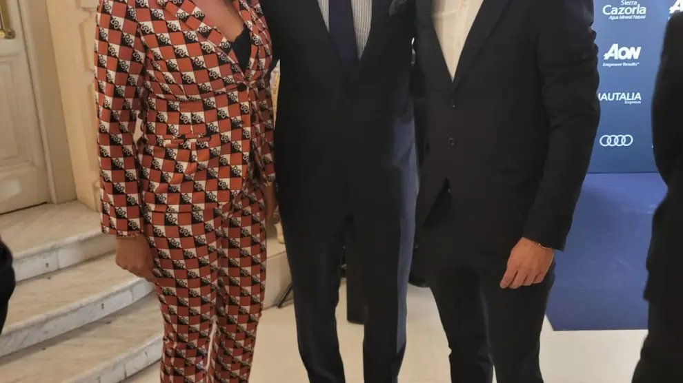 César San Agustín y su mujer, con Iker Casillas, durante la gala de los premios de la AFE.