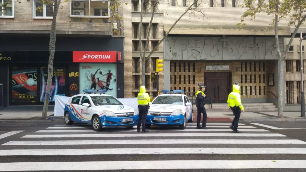 Agentes de la Policía Local de Zaragoza en el lugar del atropello.