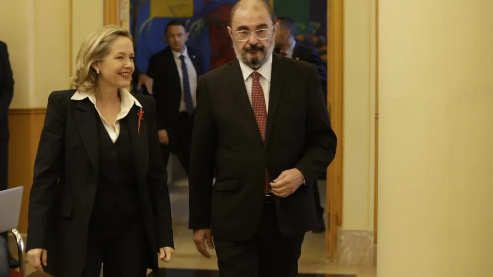 La vicepresidenta primera del Gobierno, Nadia Calviño, y el presidente del Gobierno de Aragón, Javier Lambán, este miércoles en Zaragoza.
