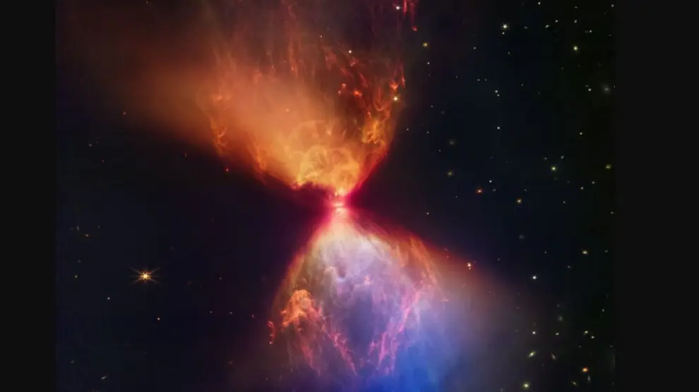 La protoestrella dentro de la nube oscura L1527, que se muestra en esta imagen de la cámara de infrarrojo cercano del telescopio espacial James Webb de la NASA, está incrustada dentro de una nube de material que alimenta su crecimiento