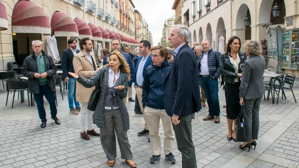 Martínez-Almeida con Ana Alós y Jorge Azcón, y con otros representantes del PP este viernes en los Porches de Galicia.
