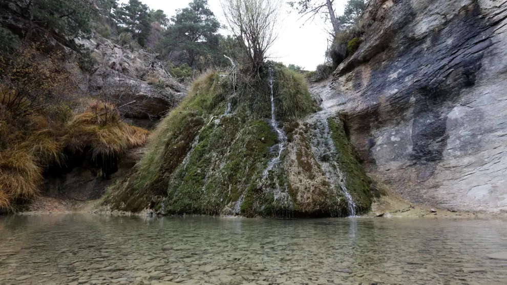 La cascada que se forma en el tramo del río Alfambra que discurre junto a los Caños de Gúdar.