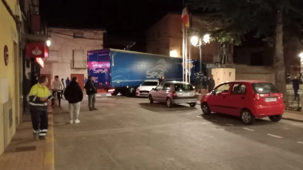 Un camión de gran tonelaje que se tropezó con el corte de la N-420 maniobra por las calles de Utrillas para retroceder.