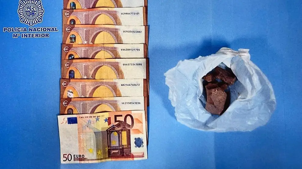 Droga y dinero incautados al detenido por la Policía Nacional en Huesca.