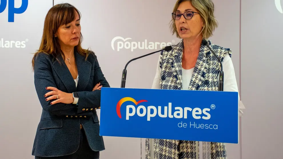 Gemma Allué, portavoz del PP en el Ayuntamiento de Huesca, y Nuria Grau, concejala.