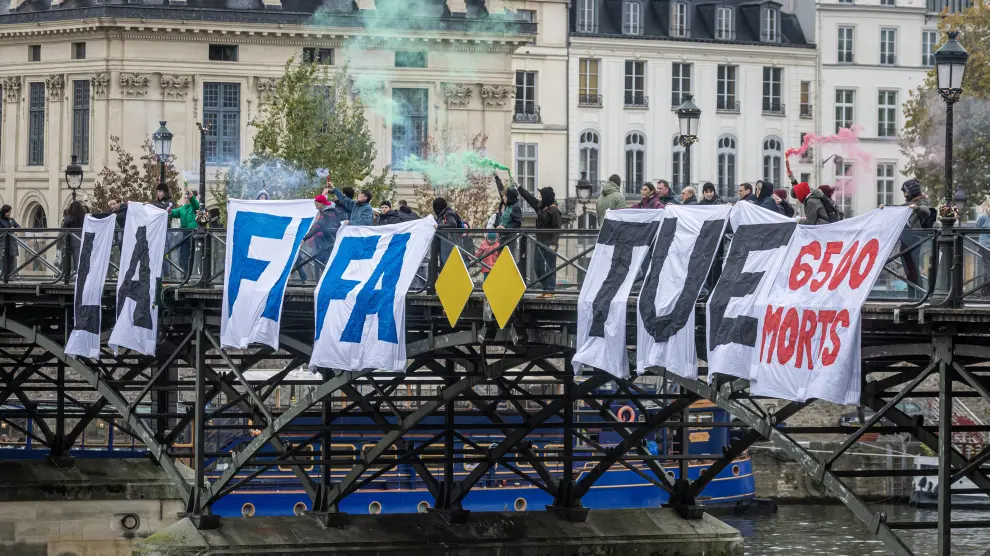 La pancarta con el lema 'La FIFA mata', colocada en el puente de las Artes de París.