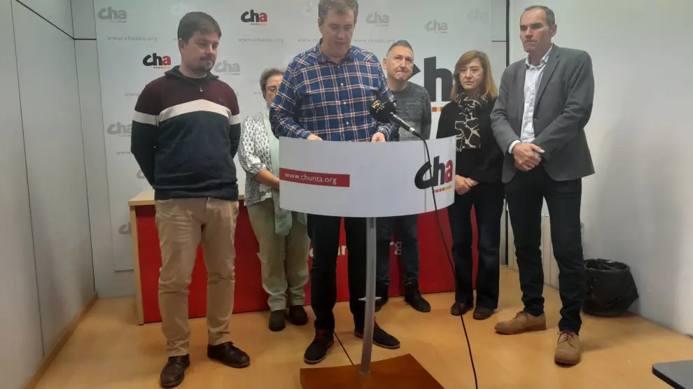 El presidente de CHA, Joaquín Palacín, presentó este lunes a los cinco candidatos. A su derecha, José Manuel Salvador.