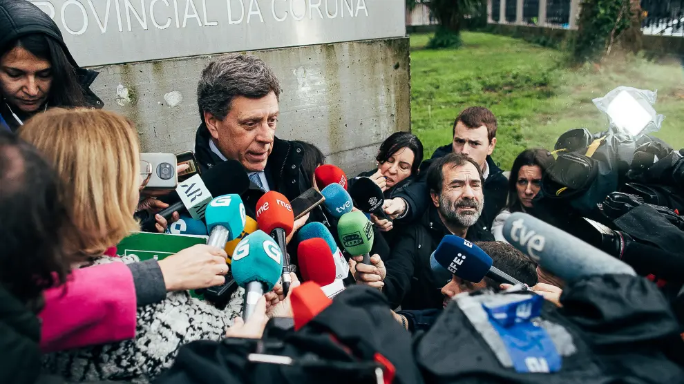 El empresario Juan Carlos Quer, padre de Diana, ofrece declaraciones a los medios de comunicación a su llegada a la Audiencia Provincial de La Coruña